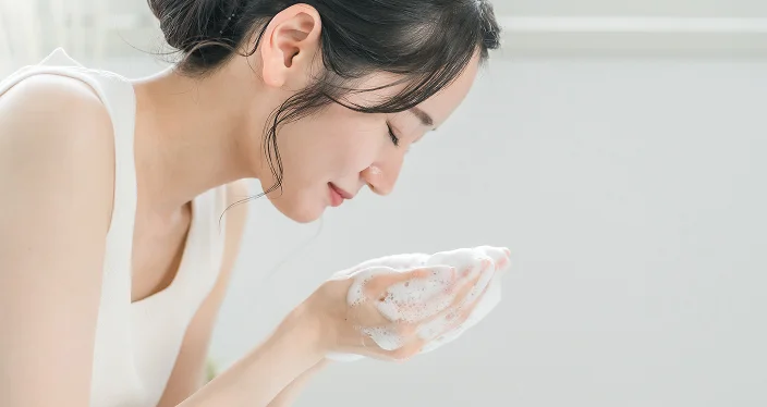 泡を手にとり洗顔する様子